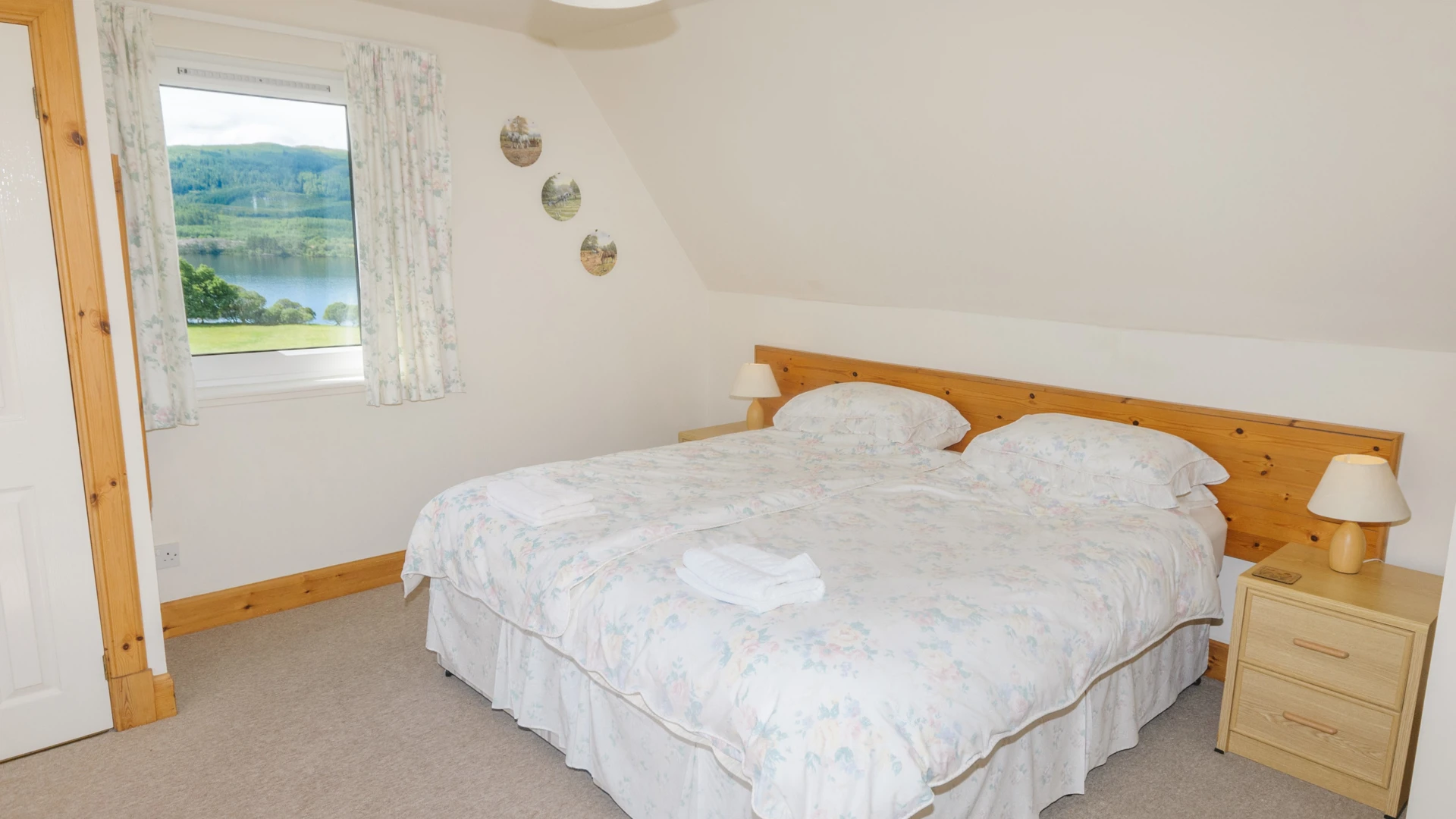 stable-cottage-master-bedroom.jpg (1)