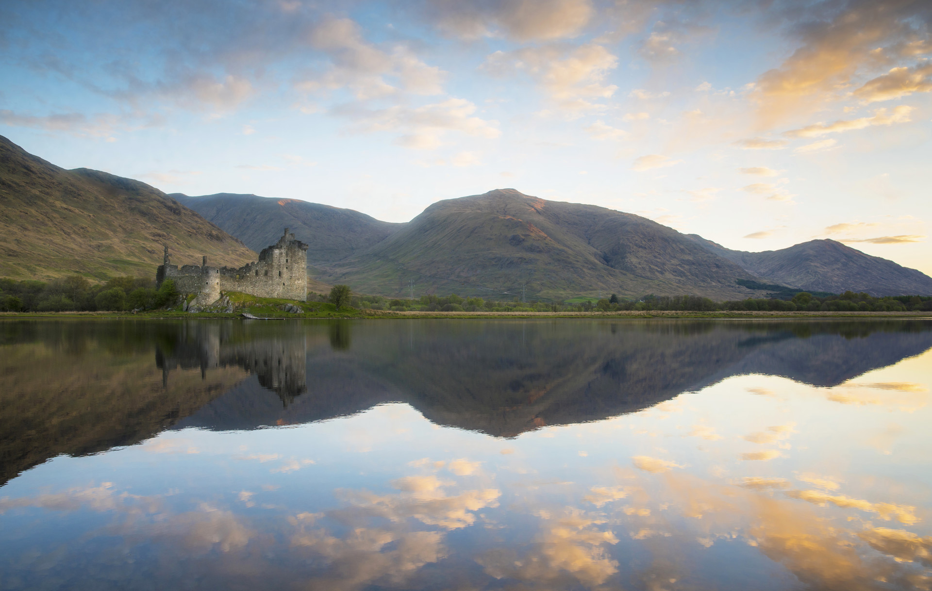 70719 Kilchurn Castle VS Kenny Lam