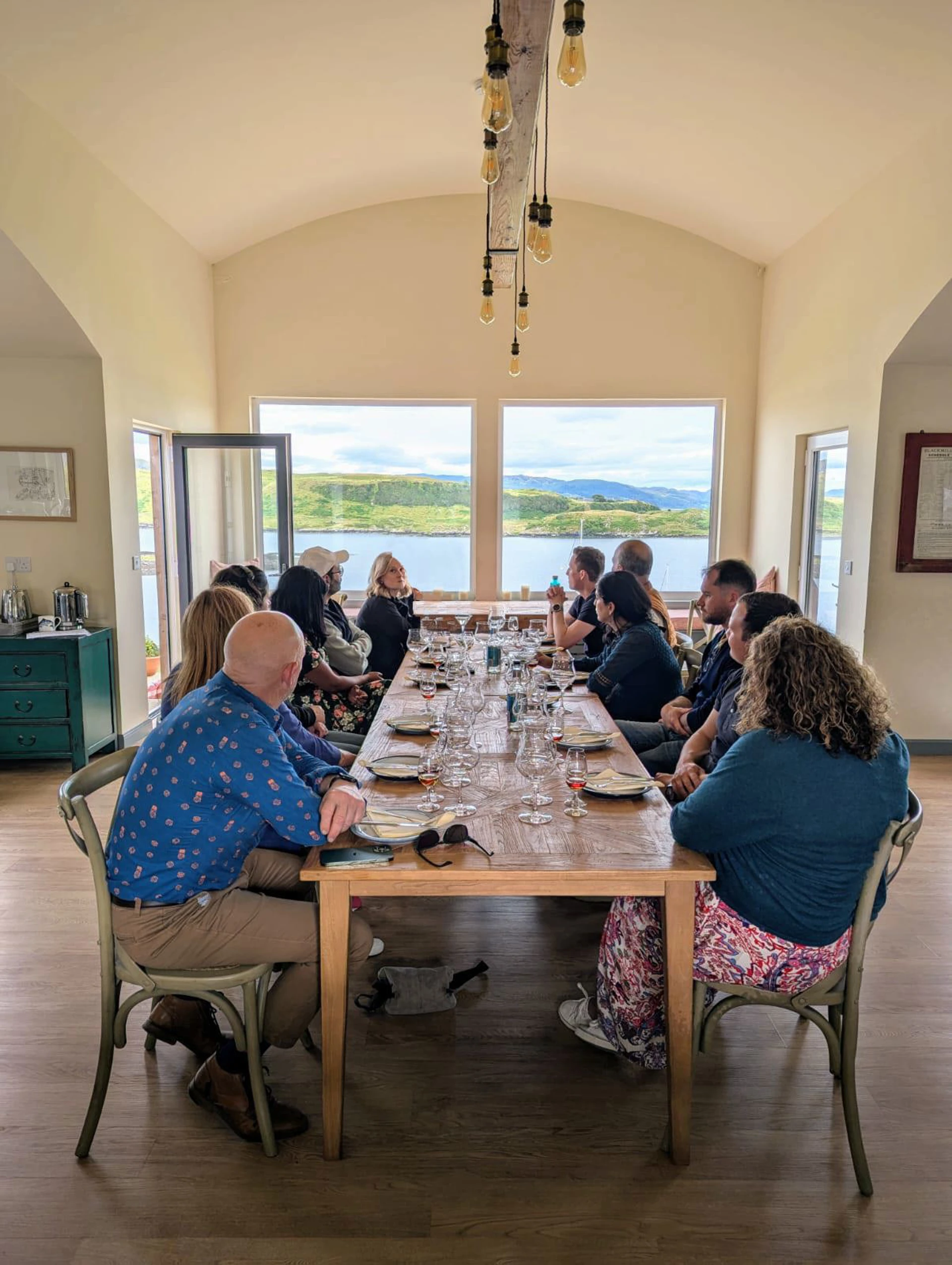 guests_enjoying_a_whisky_tasting_at_wildluing.jpg