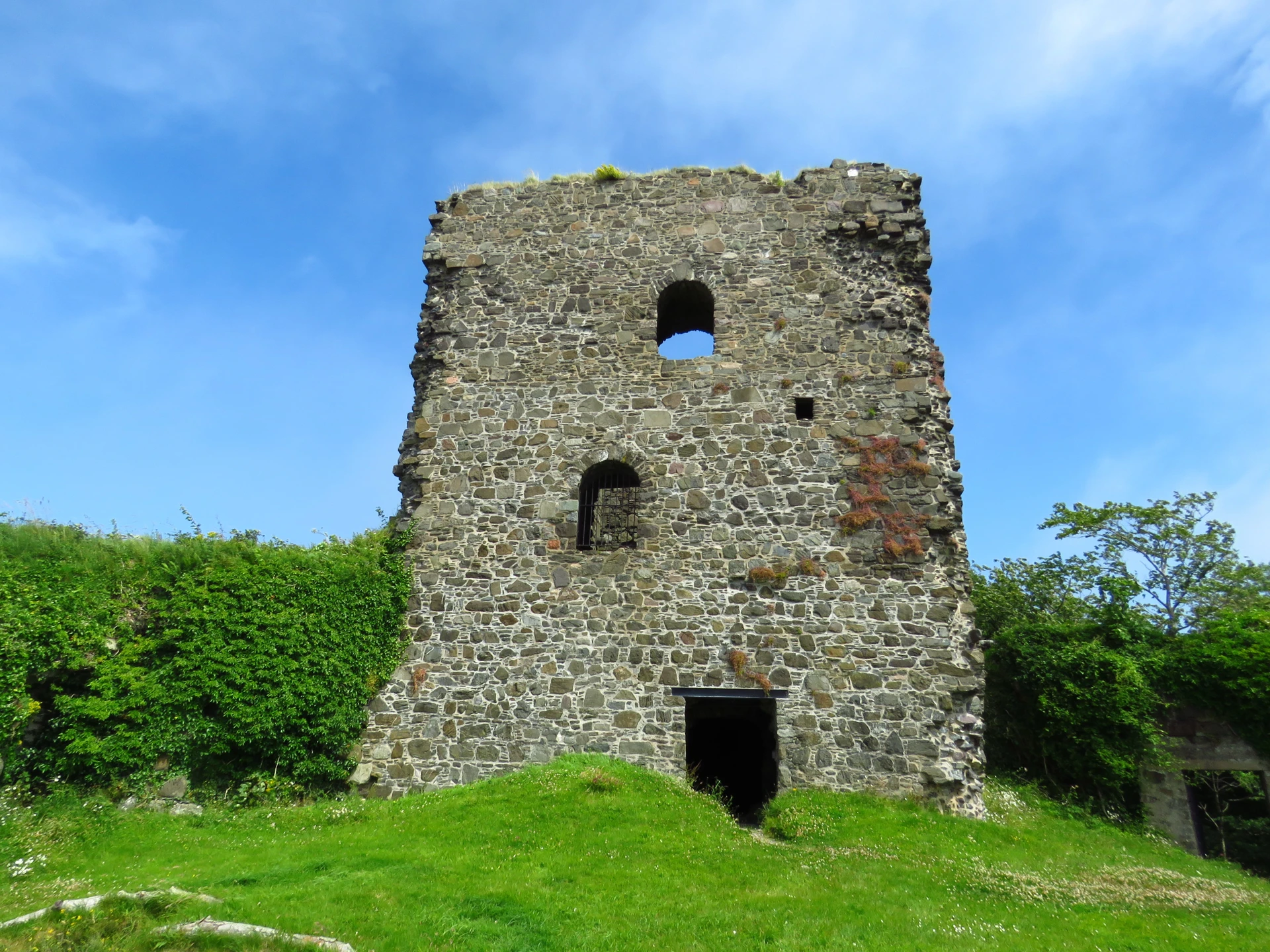 castle-ruin-from-up-close.jpg (4)