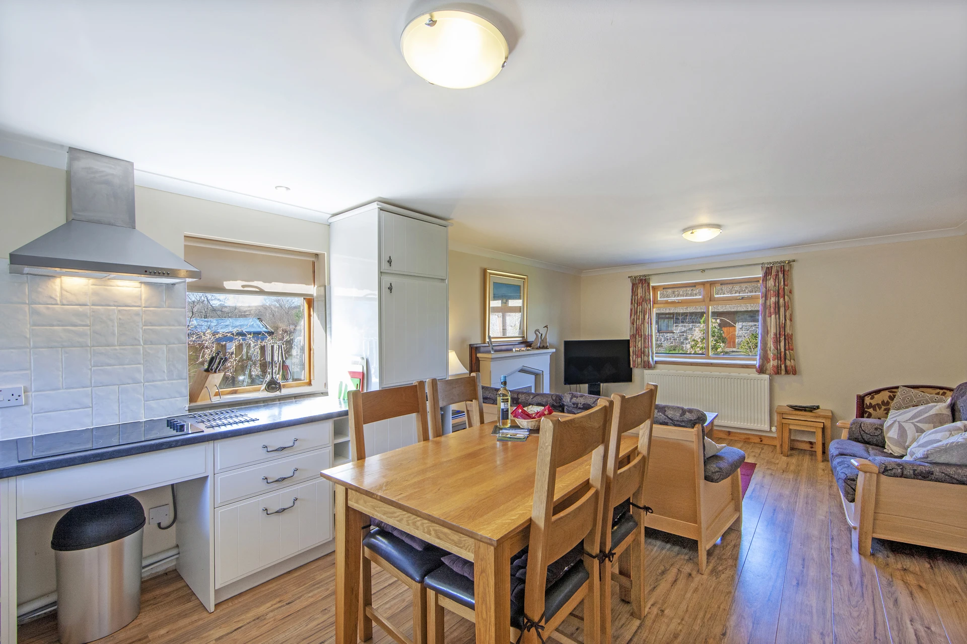 1z6e1022_from_kitchen_to_lounge_small.jpg (6)