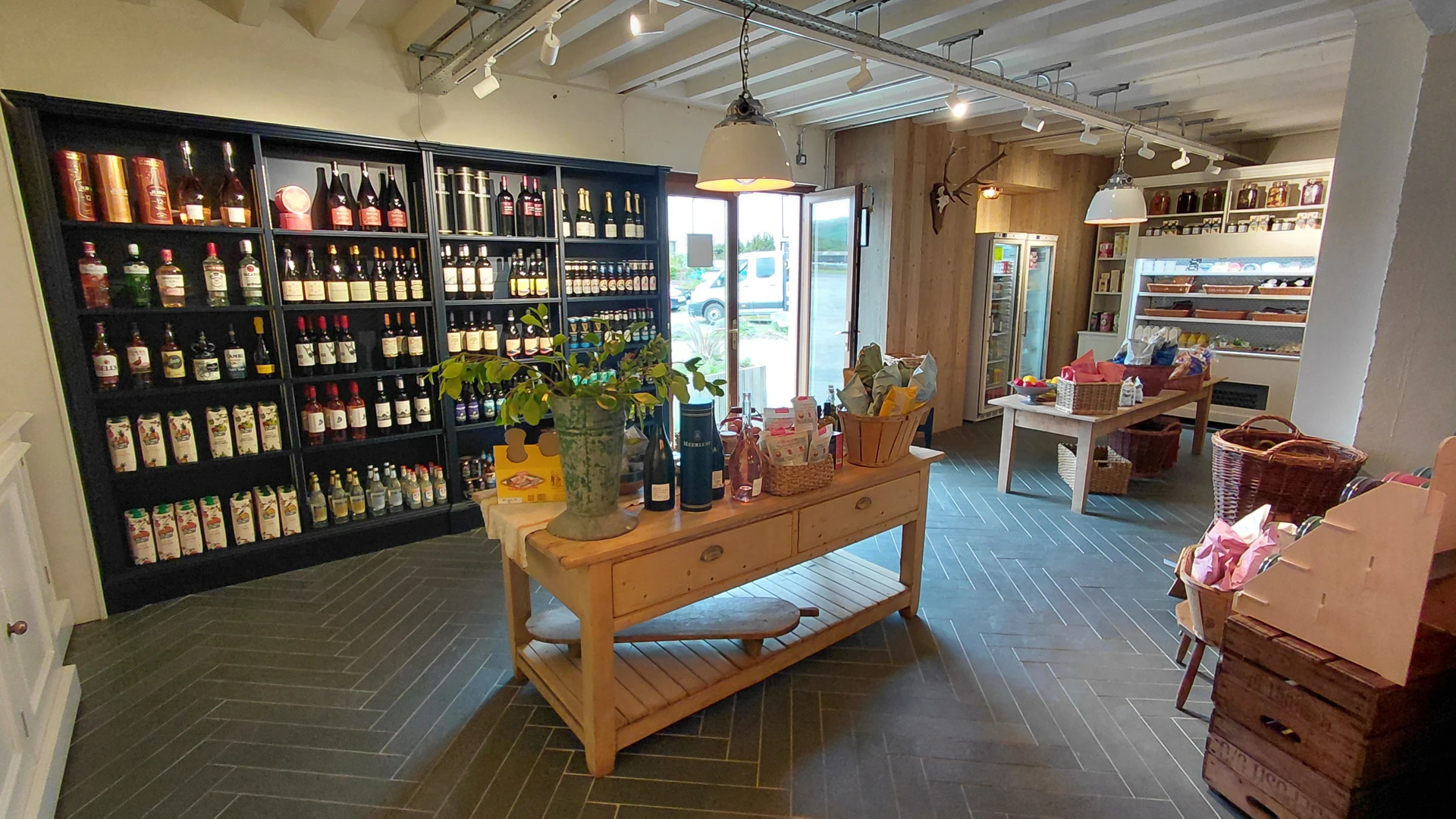 loti_full_shop_view.jpg (9)