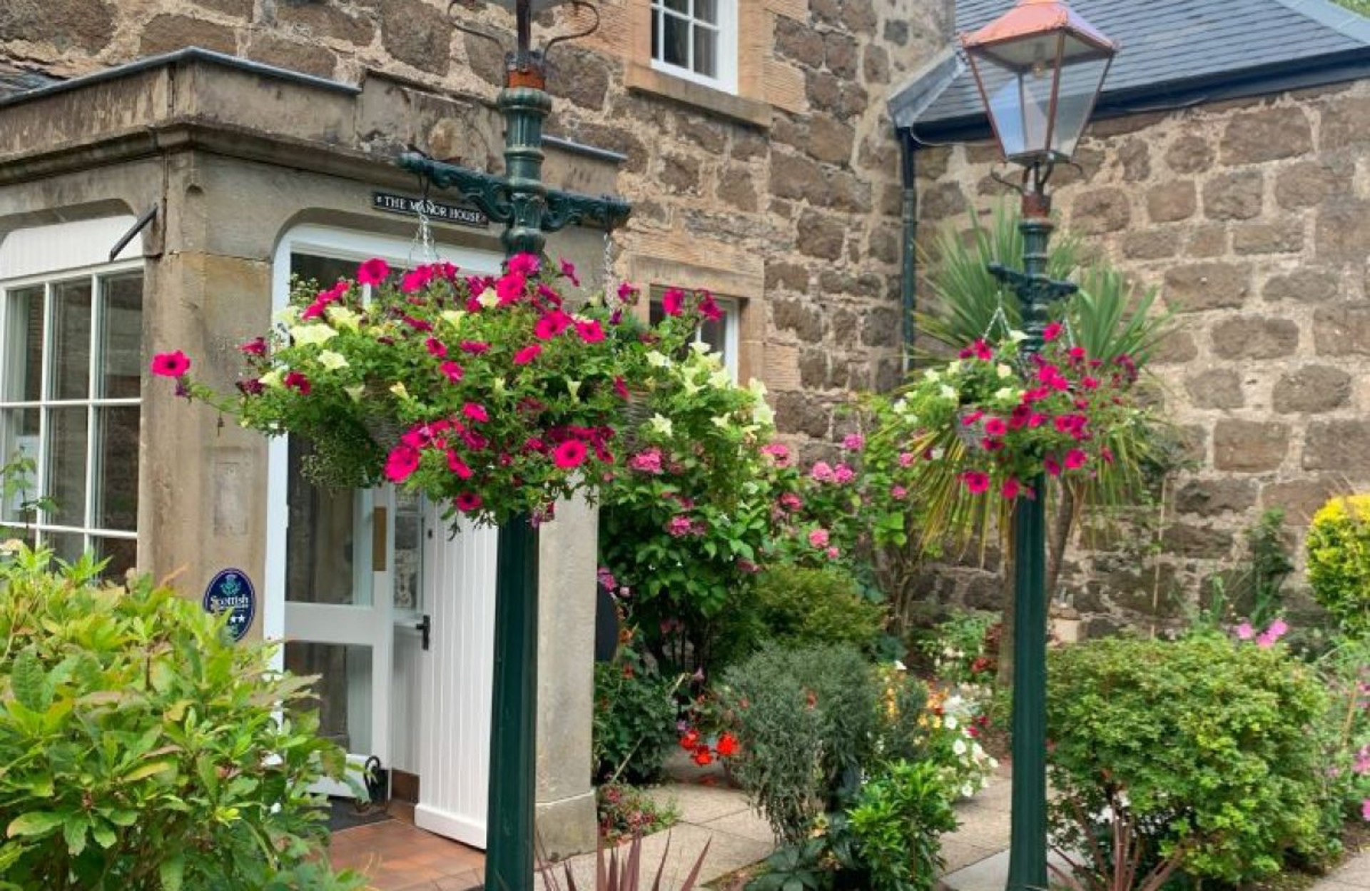 Background image - The Manor House Porch Qbeb7qesatlbisc4zzob4urqnkqcqm77duu9a0wl14