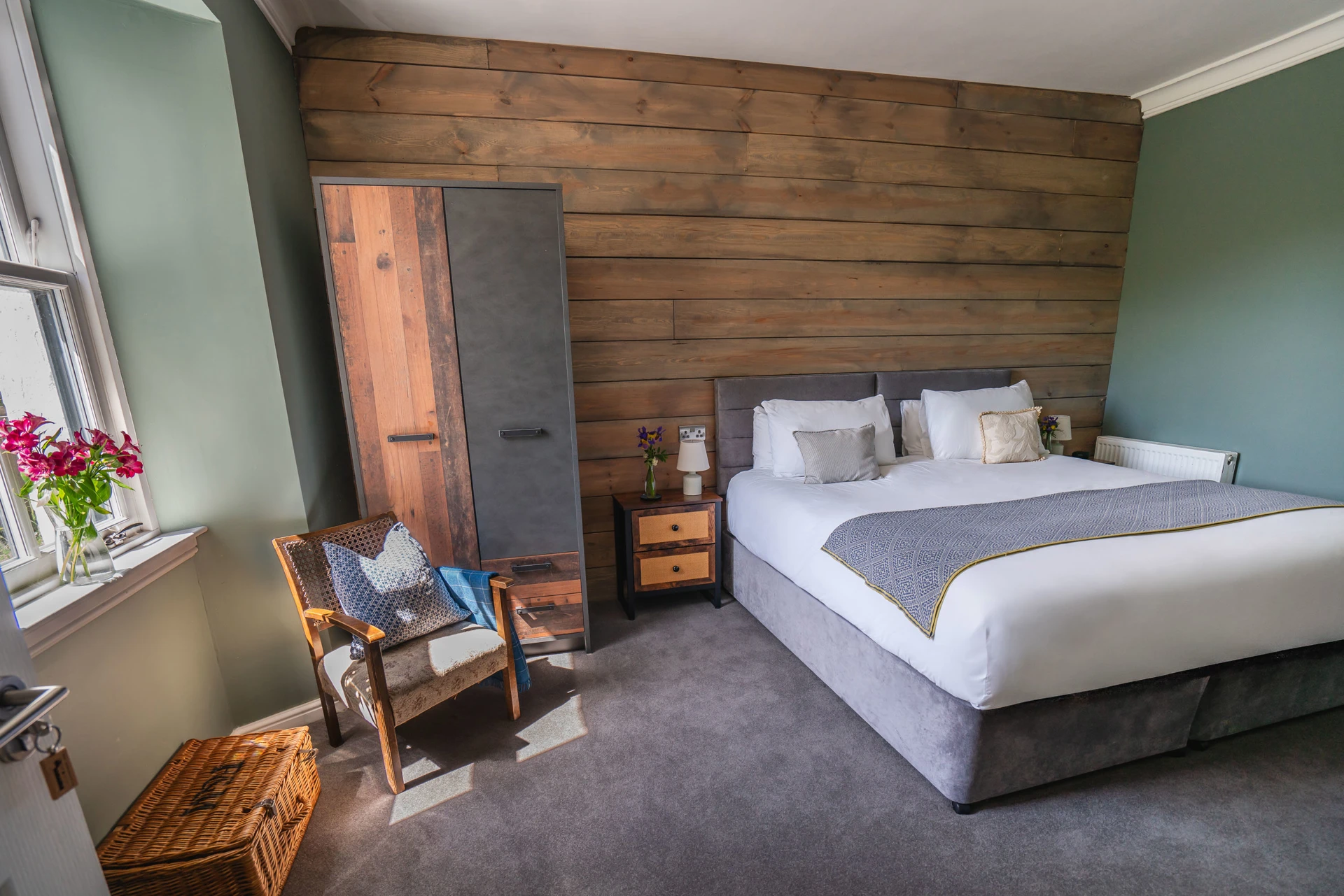 26-05-kilchrenan-inn-room-4-web-optimised-c-hannah-goldsmith-1.jpg (8)