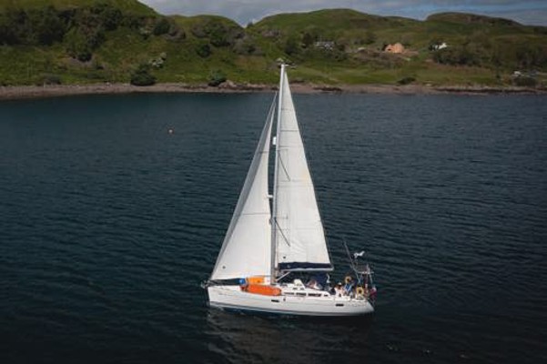 stravaigin-under-sail-1800x1200.jpeg