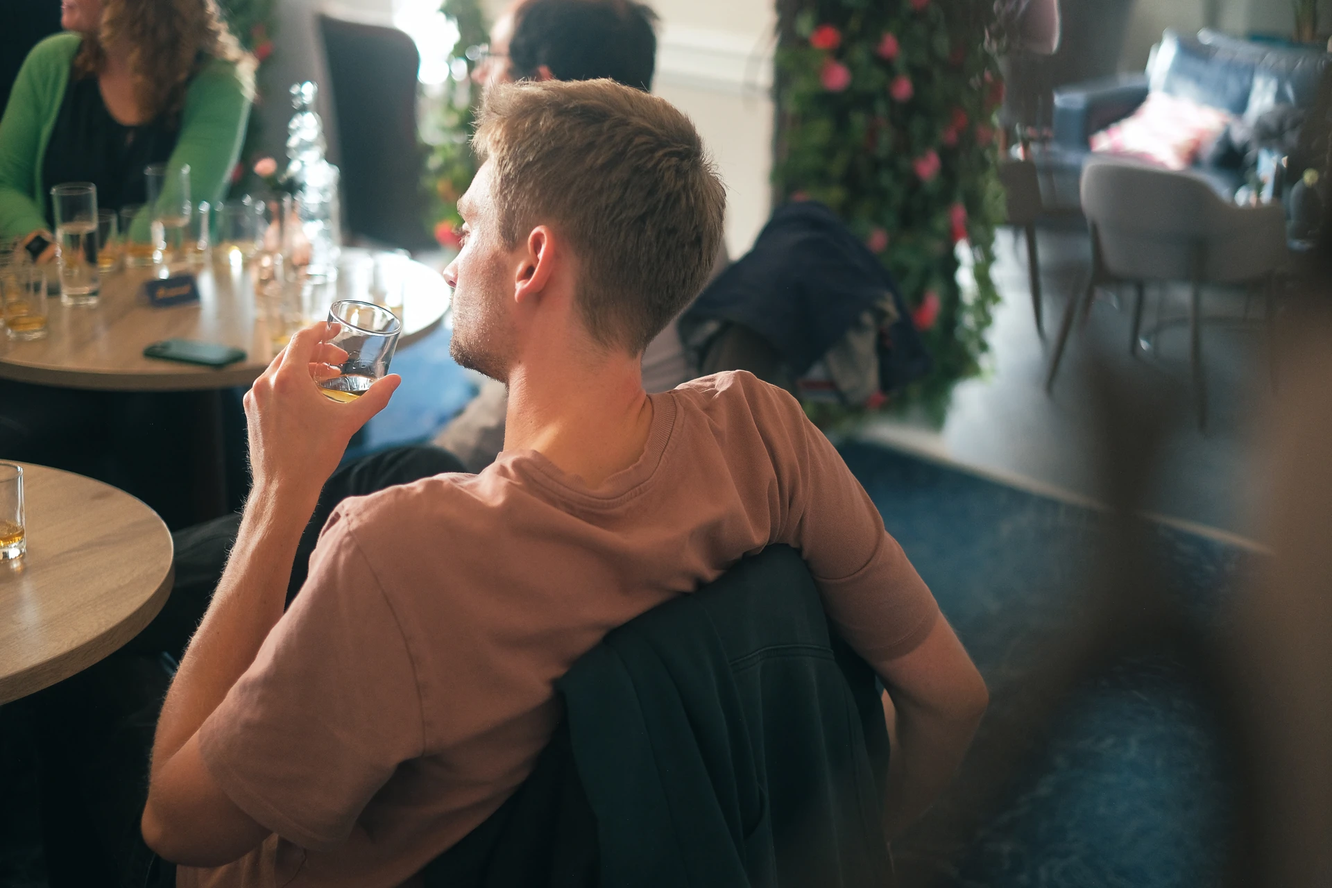 guests_enjoying_a_whisky_tasting.jpg