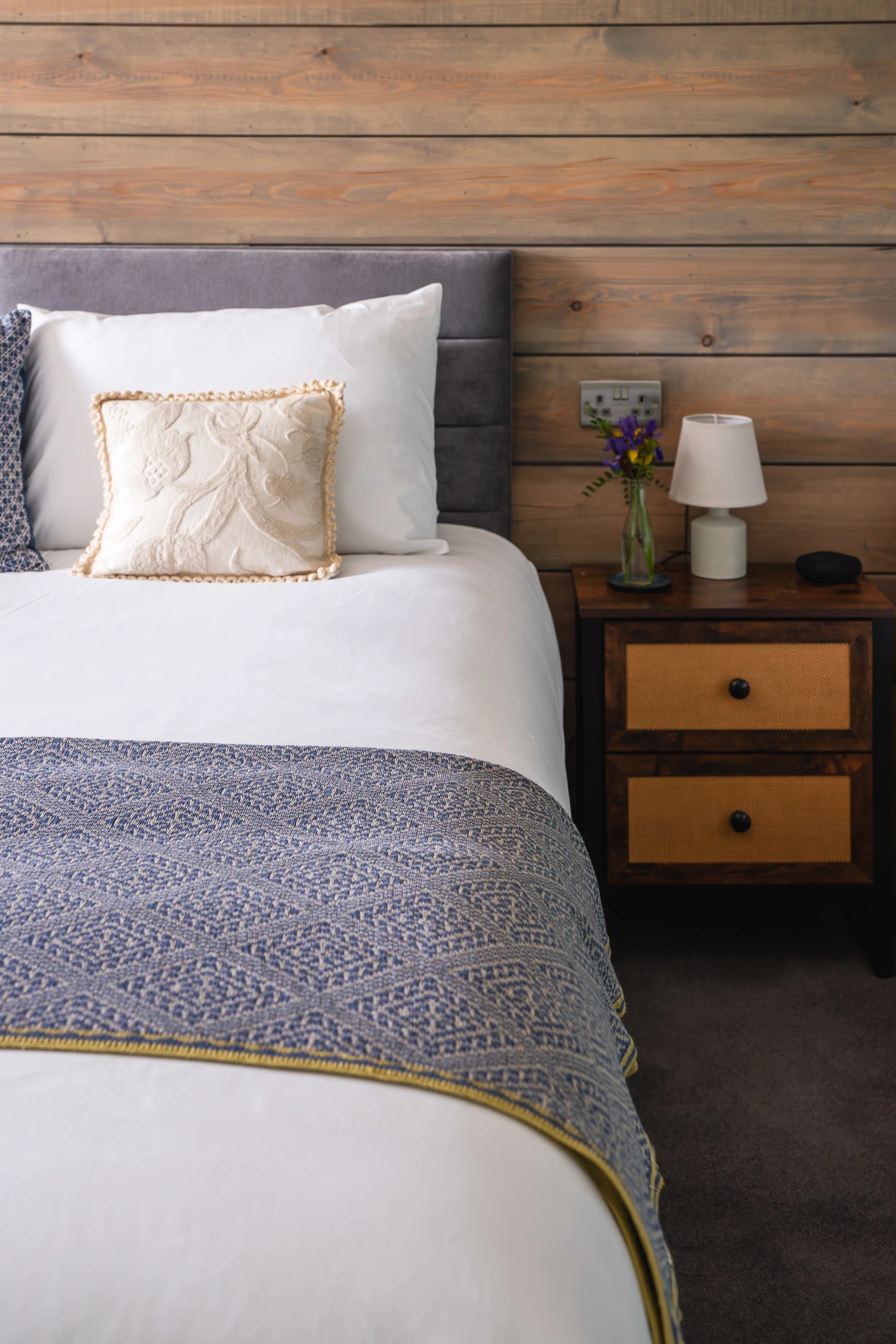 26-05-kilchrenan-inn-room-4-web-optimised-c-hannah-goldsmith-3.jpg (3)